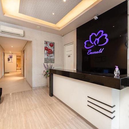Life Emerald Hotel Surabaya Exterior photo