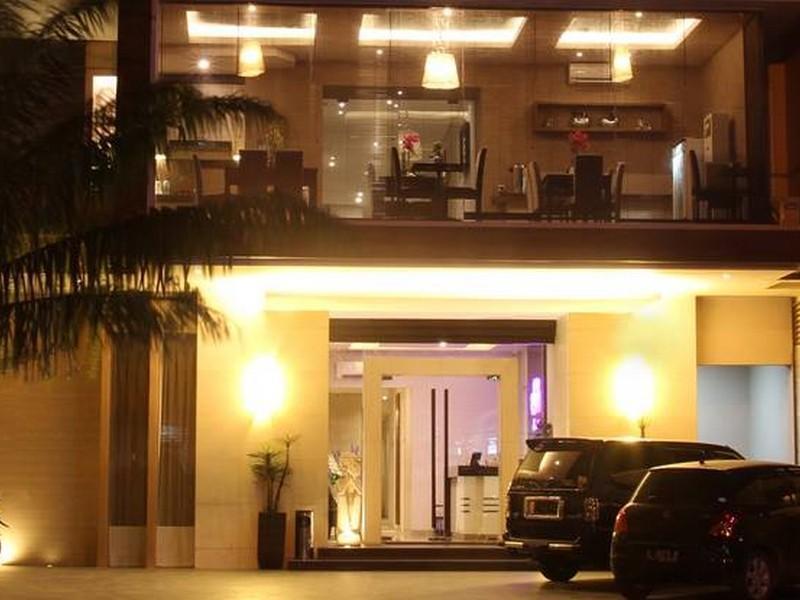 Life Emerald Hotel Surabaya Exterior photo